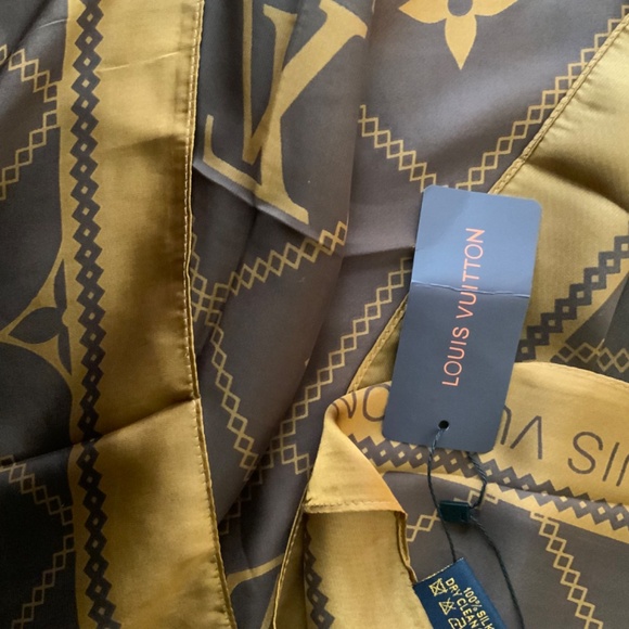 Louis Vuitton silk scarf - Picture 3 of 7